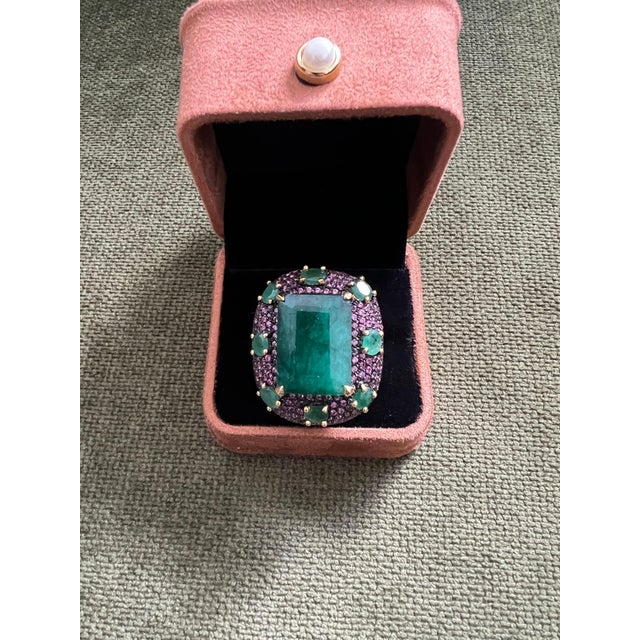 Bochic "Capri" 20 Carat Emerald & Pink Fancy Sapphire Ring Set 18K Gold & Silver For Sale - Image 11 of 18