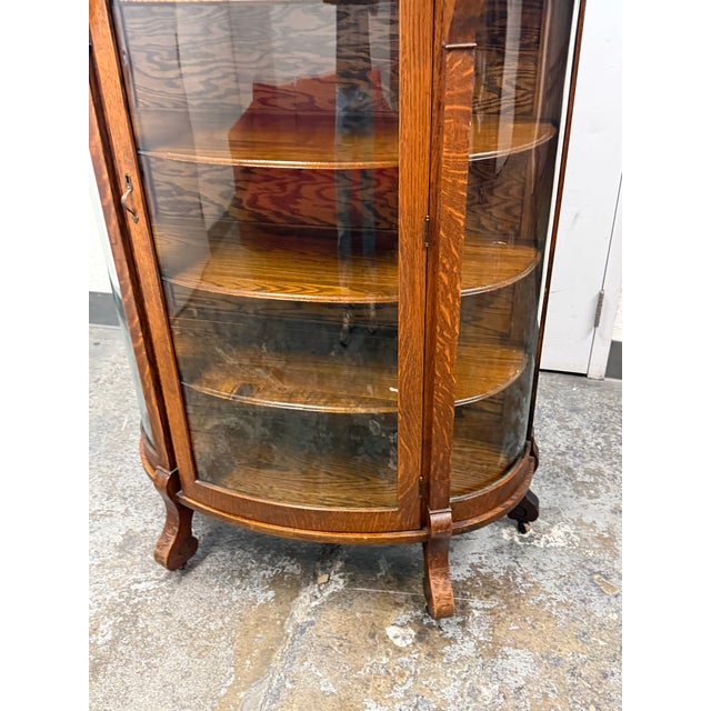 Early 20th Century Victorian Quarter-Sawn Tiger Oak Curved Glass Curio, Antique For Sale - Image 5 of 12