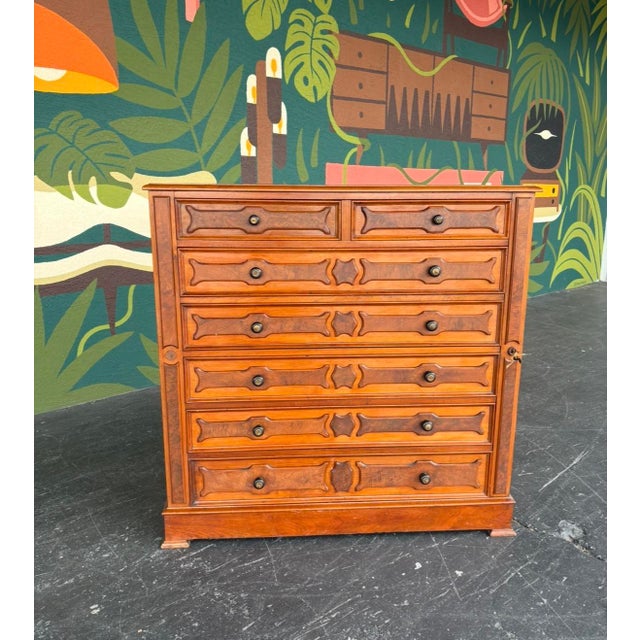 A wonderful example of a bygone era of structure and design. This lockside chest works perfectly with the accompanying key...