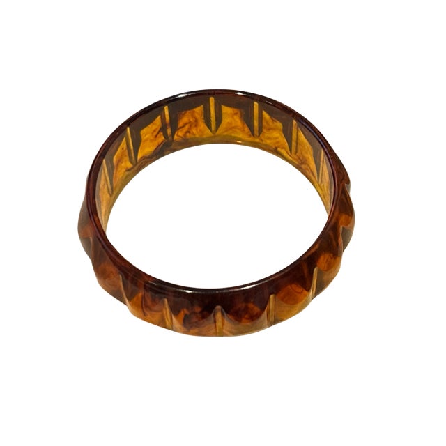 Mid-Century Modern Vintage Carved Bakelite Bangle Bracelet in Marbled Amber Root Beer Tones For Sale - Image 3 of 7