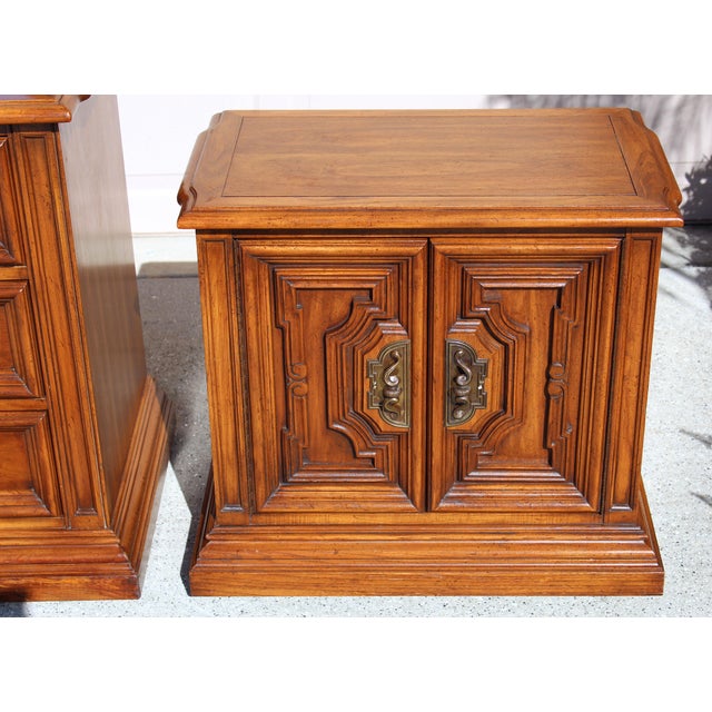 1970s White Fine Furniture Solid Wood Dresser With Two Mirrors & Matching Nightstands - Mid-Century Carved Walnut Bedroom Set For Sale - Image 14 of 18
