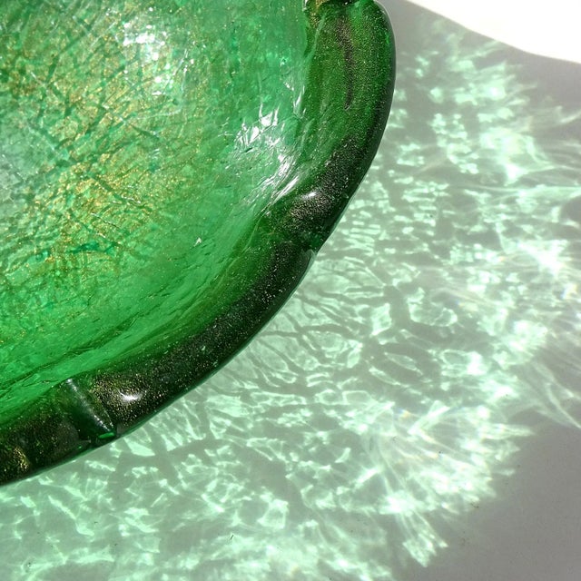 Mid-Century Modern Murano Vintage Green Crackle Surface Gold Flecks Italian Art Glass Decorative Scallop Rim Bowl For Sale - Image 3 of 9
