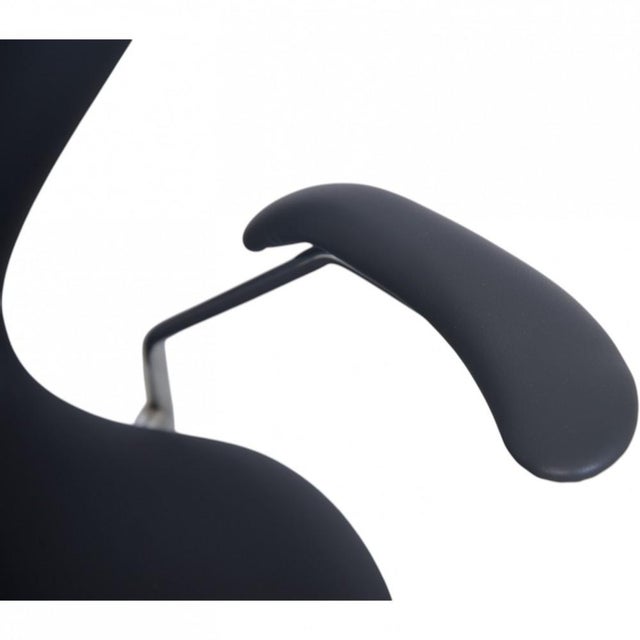 3207 Seven Armchair in Black Classic Leather by Arne Jacobsen, 2010s For Sale - Image 6 of 14