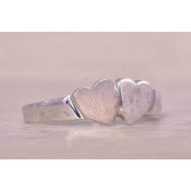 Metal The Oscali: Double Heart Signet Ring in White Gold For Sale - Image 7 of 10