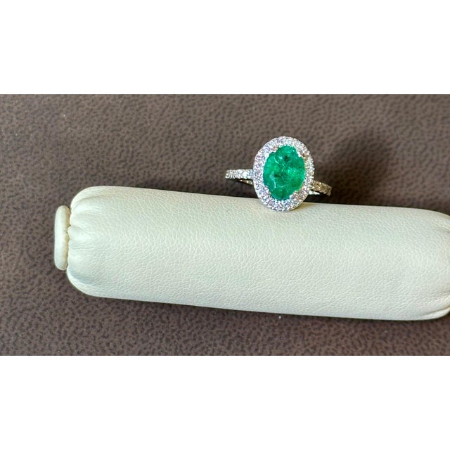 Modern 2.5 Carat Oval Natural Zambian Emerald & 1.25ct Diamond Ring 14 Karat White Gold For Sale - Image 3 of 8