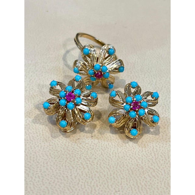 4 Ct Natural Turquoise & Ruby 18 Kt Yellow Gold Flower Ring & Earring Set 20Gm For Sale - Image 10 of 18