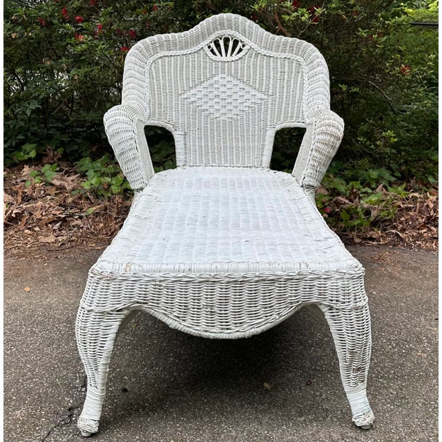Victorian Early 20th Century Victorian White Wicker Rattan Chaise Lounge Chair For Sale - Image 3 of 11