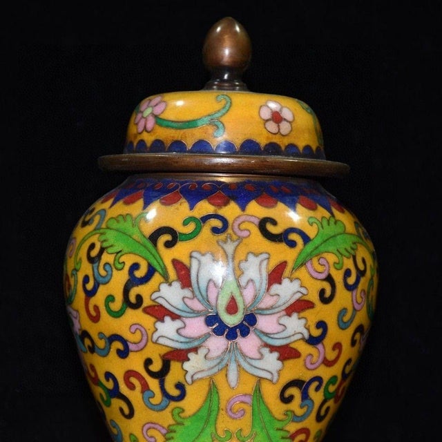 Metal Large Vintage Chinese Yellow Ground Cloisonné Ginger Jar With Lotus Motif & Copper Finial For Sale - Image 7 of 9