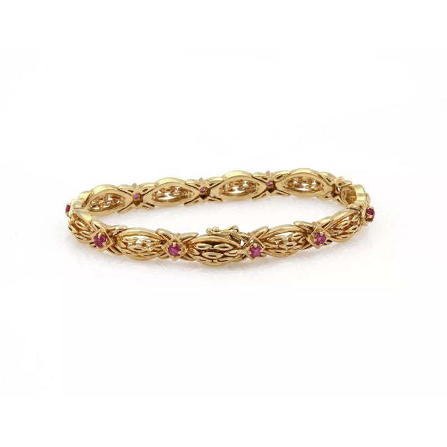 An eye catch authentic bracelet from Tiffany & Co. Well crafted from 18k yellow gold with a polished finish. It has 10...
