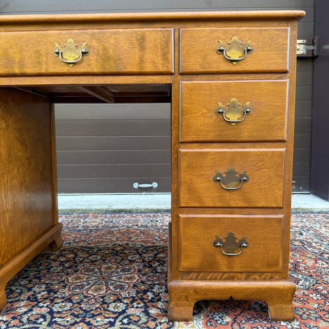 Vintage Ethan Allen Heirloom Nutmeg Maple Traditional Double Pedestal 8 Drawer Writing Desk For Sale - Image 10 of 14
