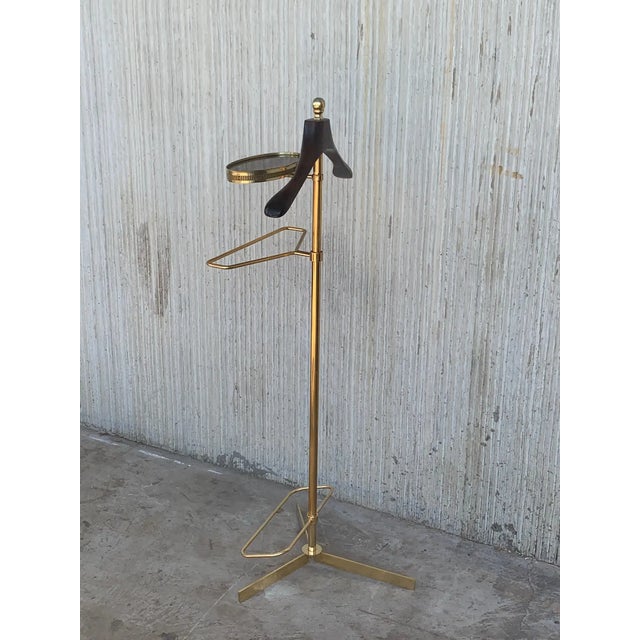 1970s Italian Hollywood Regency Brass and Wood Valet Stand Dressboy With Mirror For Sale - Image 4 of 11
