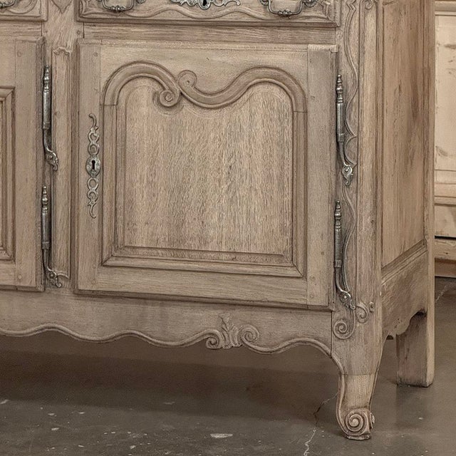 18th Century Country French Louis XV Buffet in Stripped Oak For Sale - Image 9 of 18