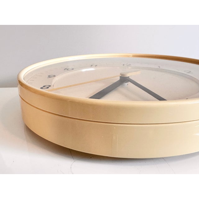 Modern Quartz Wall Clock Type Abk 31 No. 4781 in Plastic by Dietrich Lubs for Braun Ag, Germany, 1980s For Sale - Image 3 of 9