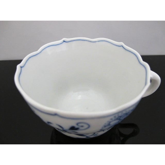 Early 20th Century Meissen Cross Swords Blue Onion Porcelain Scallop Rim Demitasse Coffee Cup For Sale - Image 5 of 6