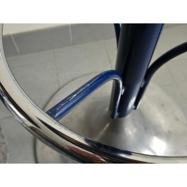 1970s Vintage Bar Stools in Blue Faux Leather and Aluminum from Knoll, 1970s, Set of 2 For Sale - Image 5 of 14