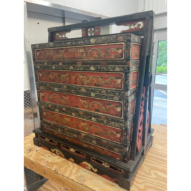 Early 19th Century Large Chinese Lacquer Wedding or Travel Box For Sale In Jacksonville, FL - Image 6 of 11