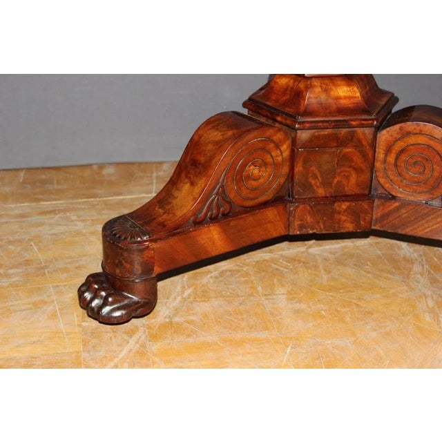 Flamed mahogany catering period, and gray marble top Saint Anne, claw base, varnish finish, set in good condition.