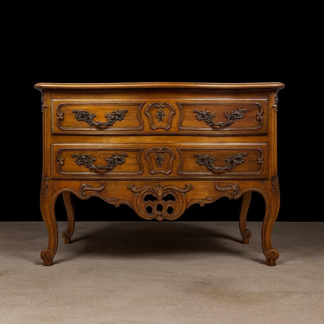 Provençal Arlesian Louis XV Commode in Walnut, 18th Century For Sale - Image 4 of 4