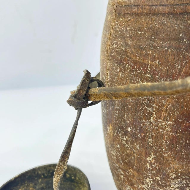 African Early 20th Century Pokot Wood Milk Container with Lid and Strap Kenya MATTER COLLECTION For Sale - Image 3 of 9