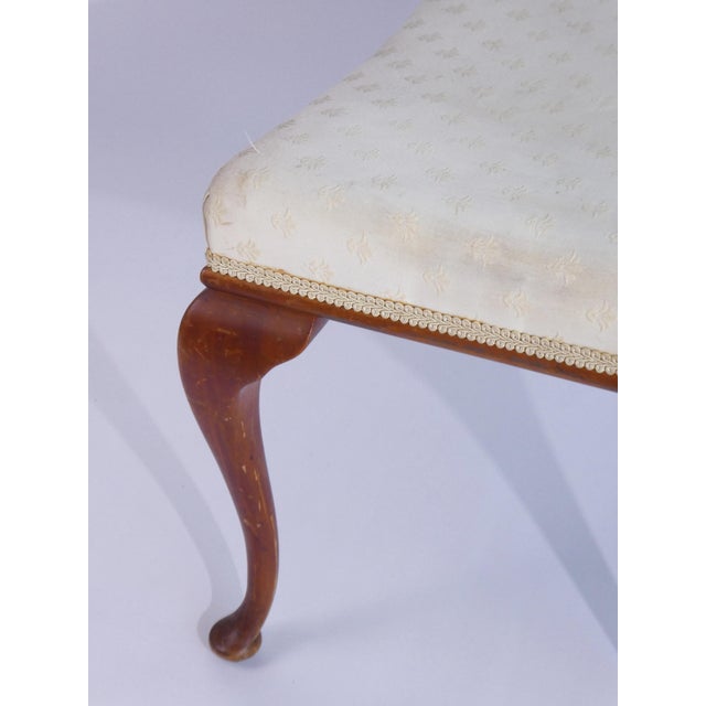 Beige Antique Queen Ann Ottoman with Rectangular Wooden Cabriole Legs and White Upholstery, 1920s For Sale - Image 8 of 12