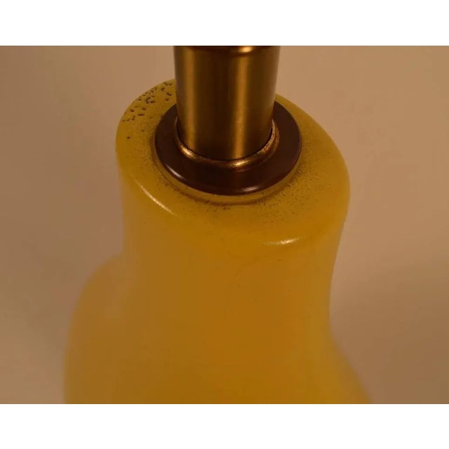Mid-Century Modern Large Teardrop Form Yellow Ceramic Table Lamp For Sale - Image 3 of 7