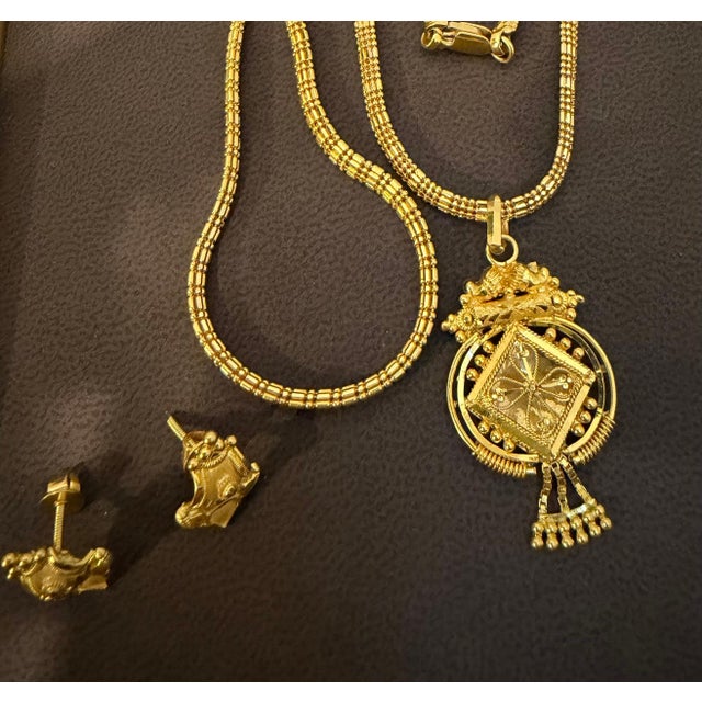 Modern 30.8 Gm 22 Karat Yellow Gold Earring , Bracelet & Chain + Pendant Bridal Suite For Sale - Image 3 of 8
