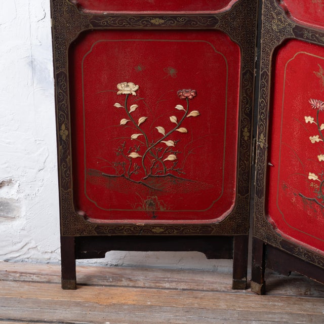 Chinese Export Four-Panel Red Lacquer Screen, c.1900 For Sale - Image 9 of 12