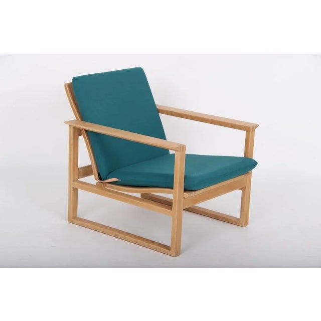 Model 2256 Lounge Chair in Light Oak and Fabric by Børge Mogensen for Fredericia For Sale - Image 3 of 11