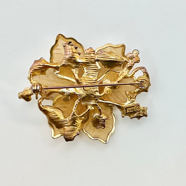 1960s 1960s Vintage Americana Hollywood Regency Gold Mesh Christmas Poinsettia Brooch, MC Manufacturing For Sale - Image 5 of 6