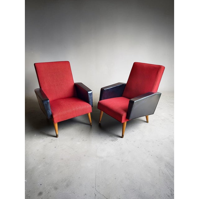 Pair of 1960s armchairs in black vinyl and red fabric / tapered wooden legs with brass feet. Height 83.5 cm. Seat height...