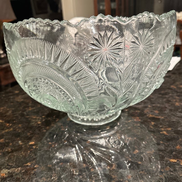 American Vintage L.E.Smith Pinwheel and Stars Glass Punch Bowl. For Sale - Image 3 of 9