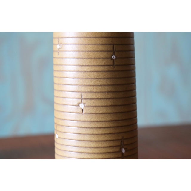 Wood 1960s Pair of Jane and Gordon Martz Table Lamps M41 Marshall Studios Yellow With White Decoration For Sale - Image 7 of 14