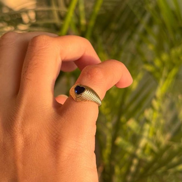 Ink Blue 14k Gold Fluted Vintage Dome Ring Size 4 With Heart-Cut Blue Sapphire For Sale - Image 8 of 18