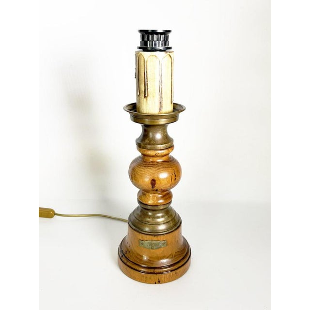 The lampshade is not included ! Decorative French table lamp dating from the 1960s, featuring a turned wooden body...