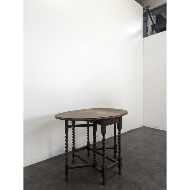 Vintage Gateleg Oak Table, in Very Good conditions.