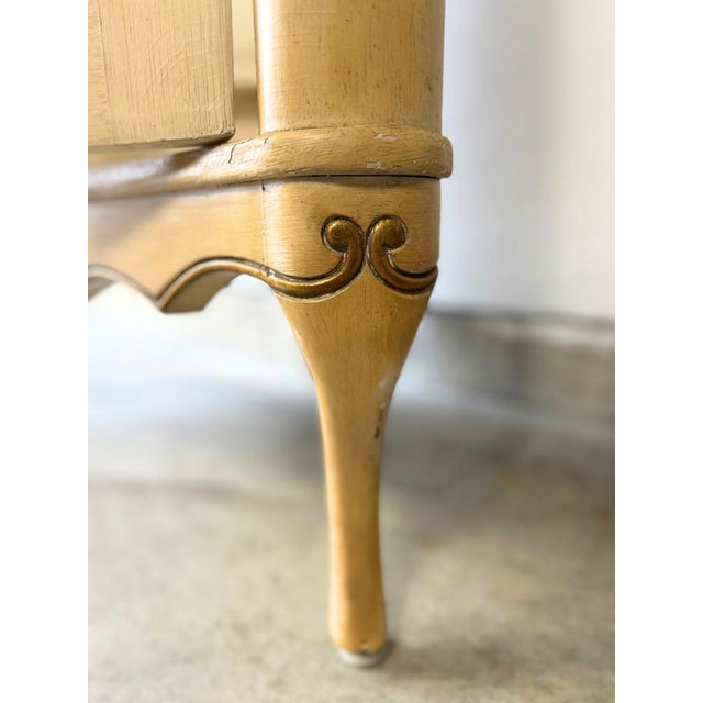 Wood Vintage Provincial Neoclassical Gilt Painted Wavy Corner Lighted Vitrine Cabinet For Sale - Image 7 of 9