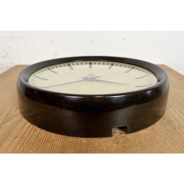 Industrial Brown Bakelite Factory Wall Clock from Pragotron, 1960s For Sale - Image 13 of 18