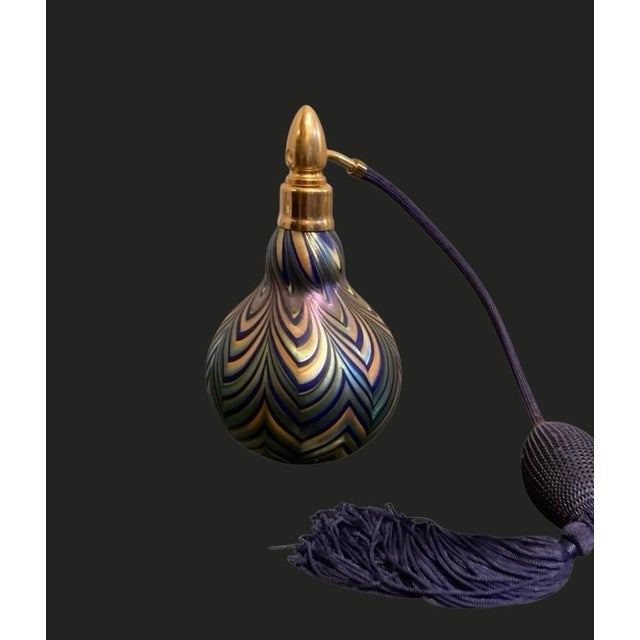 This item is a stunning example the work of glassblowing artist Daniel Lotton.