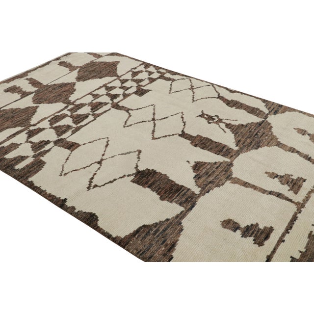 Hand-knotted in wool, this 6x10 contemporary Moroccan style rug in beige and brown, exemplifies Rug & Kilim’s take on...