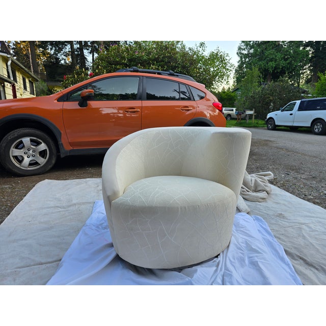 1960s 1960s Vladimir Kagan Style Weiman Nautilus Swivel Ivory Jacquard Chair For Sale - Image 5 of 6