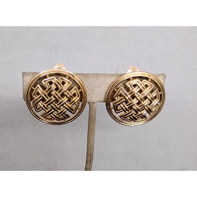 1950s Vintage Late 1950s Signed Crown Trifari Round Goldtone Celtic Knot Clip Earrings- 2 Pieces For Sale - Image 5 of 7