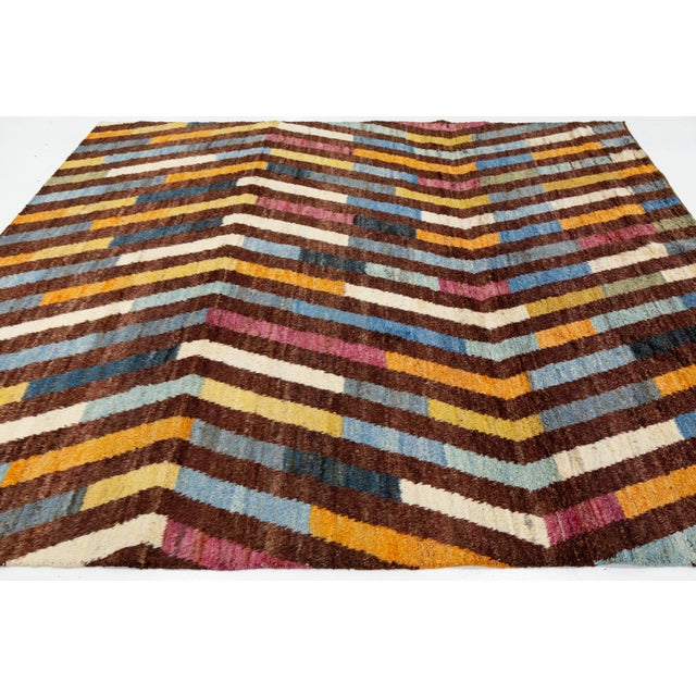 Modern Moroccan Style Handmade Wool Rug With Geometric Zig-Zag Chevron Pattern For Sale In New York - Image 6 of 12