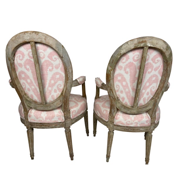 Wood Early 20th Century Louis XVI Style Grey Painted Armchairs in Pink and White Ikat Upholstery - A Pair For Sale - Image 7 of 18