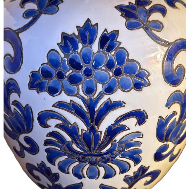 Blue & White Chinese Porcelain Lidded Ginger Jars - A Pair For Sale - Image 10 of 12
