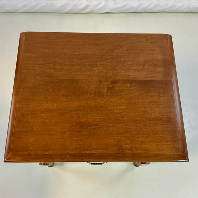 1970s Vintage Ethan Allen Americana Traditional Heirloom Nutmeg Maple Side Table For Sale - Image 6 of 14