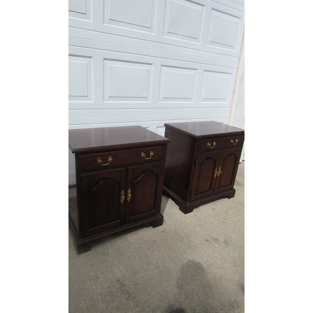 Traditional 1980s Pair Henkel Harris Nightstands Bedside Tables Mahogany For Sale - Image 3 of 14