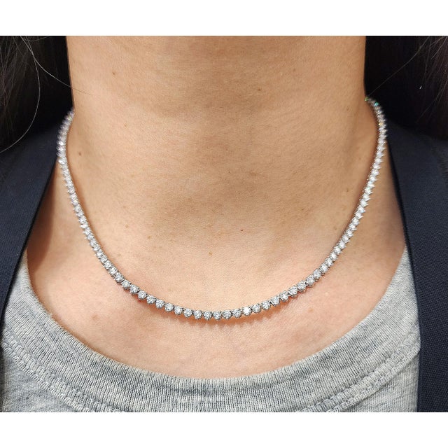 This stunning necklace exudes modern elegance and sophistication. Featuring 5.73 carats of 138 round-cut white diamonds,...