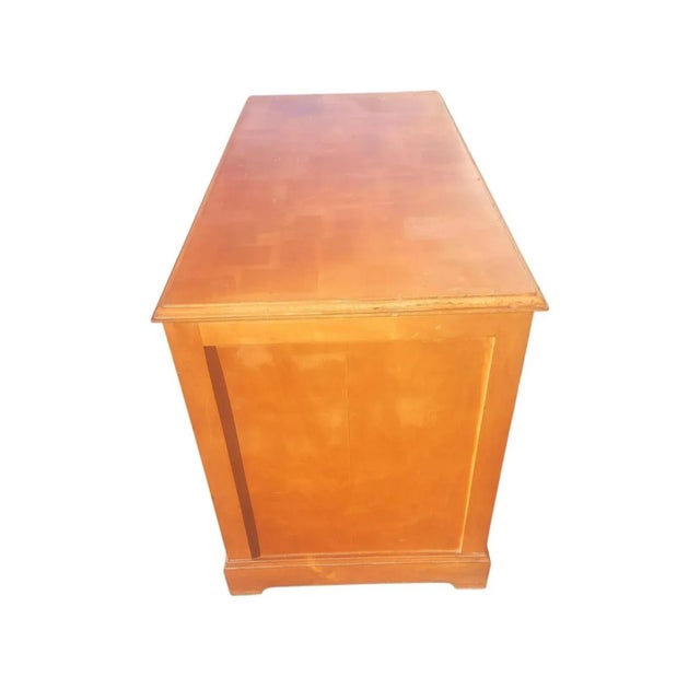 1950s Ethan Allen Classic Manor Solid Maple 8-Drawer Partners Desk Writing Desk, Circa 1950s For Sale - Image 5 of 11