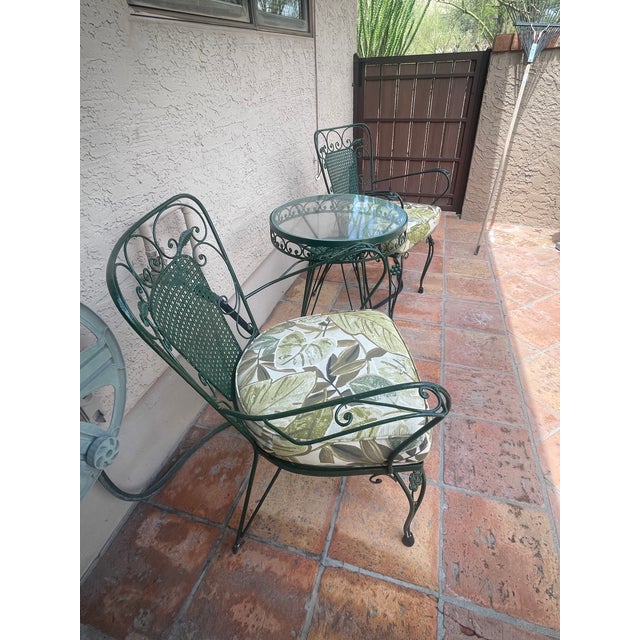 Exquisite table and chair set: The table in this tavern includes 2 chairs and 1 table, with exquisite design and antique...