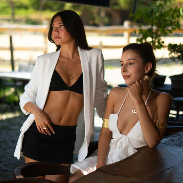 Bring the mystical power of ancient Egypt to your style with the Cleopatra’s Mystic Pearl Eye Gold Necklace. This stunning...